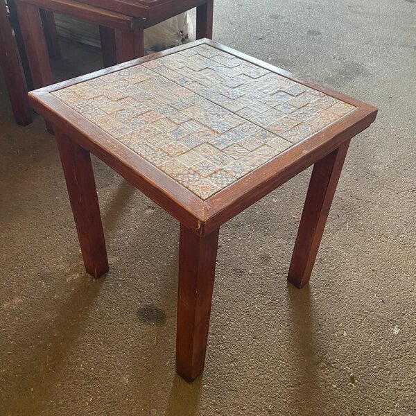 Mesa de madera con azulejo decorativo cuadrada de segunda mano