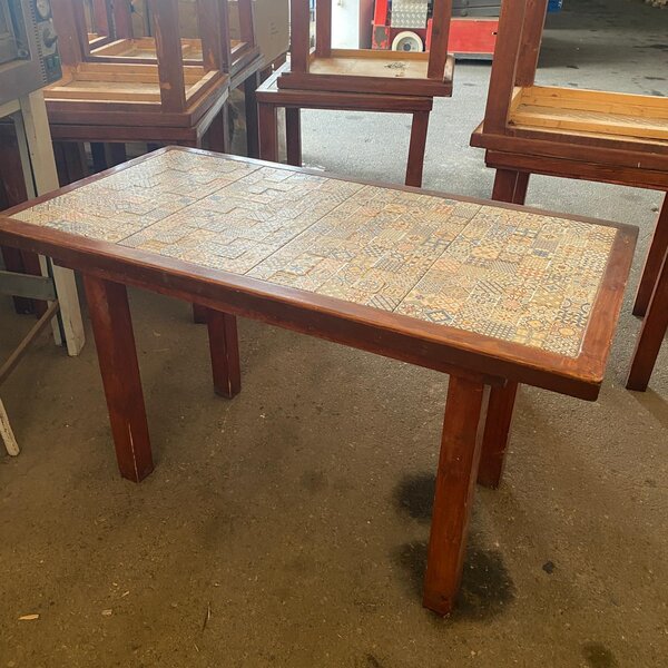 Mesa rectangular de madera con azulejo decorativo de segunda mano
