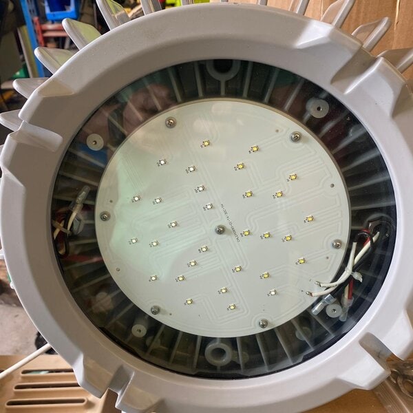 Soporte metálico de montaje para luminaria LED ATEX Eaton Crouse-Hinds.