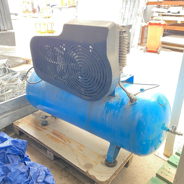 Compresor de aire ABC LT 270 HP5.5 con depósito horizontal de 270 litros.