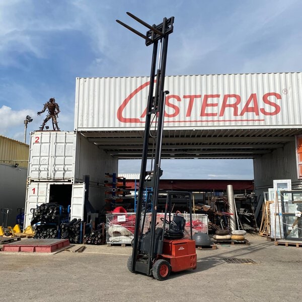 Carretilla elevadora eléctrica Linde E-12 con mástil de gran elevación.