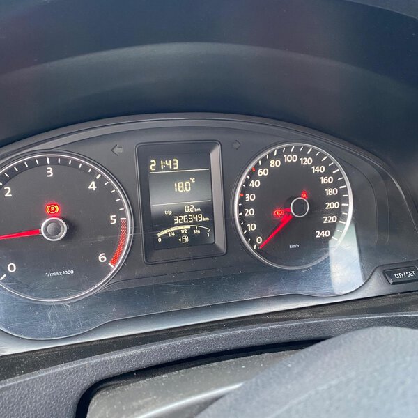 Cuadro de instrumentos de Volkswagen Transporter con 326.349 km visibles.