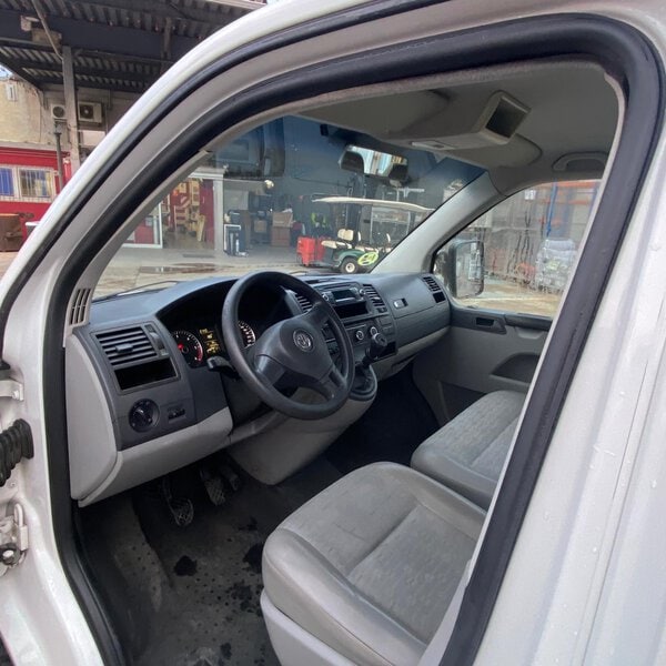 Interior de cabina Volkswagen Transporter con tres plazas.