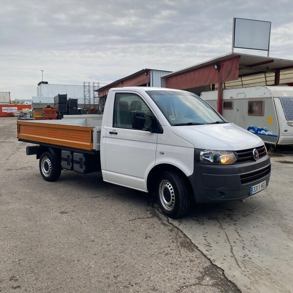 Volkswagen Transporter blanca con caja abierta vista frontal.