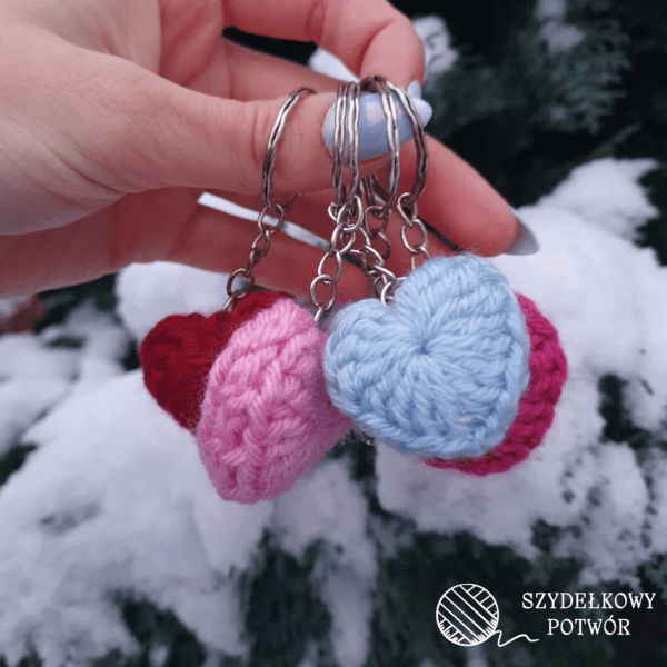 Brelok na szydełku z małym serduszkiem