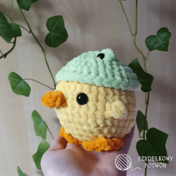 Mała kaczuszka na szydełku w czapce żabki