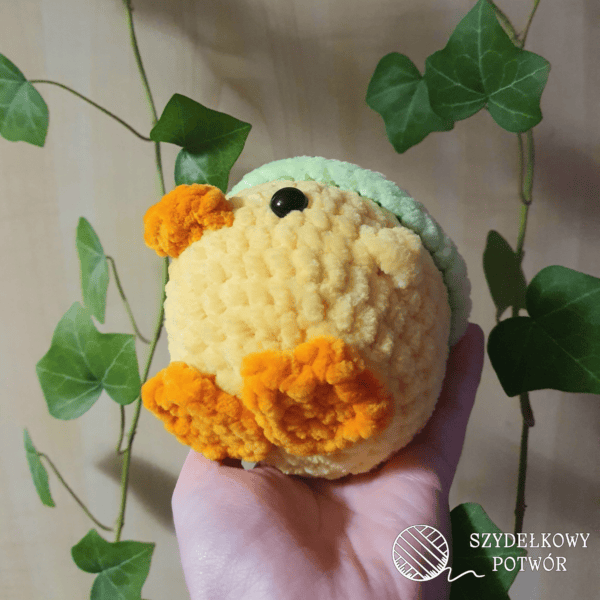 Mała kaczuszka na szydełku w czapce żabki