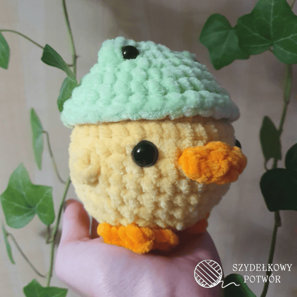 Mała kaczuszka na szydełku w czapce żabki
