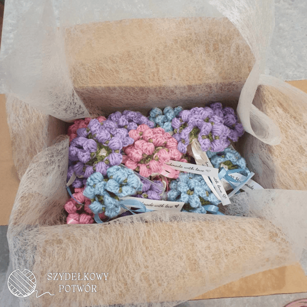 Szydełkowe podkładki pod kubki w kształcie kwiatów