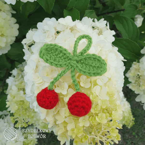 Zawieszka z wisienkami na szydełku