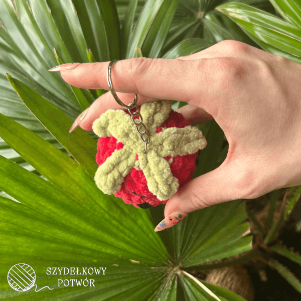 Ręcznie szydełkowany pomidor zaczepiony na srebrnym breloku