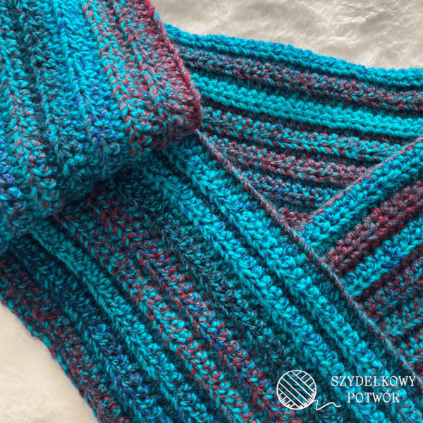 recznie robiony niebieski szalik na szydelku