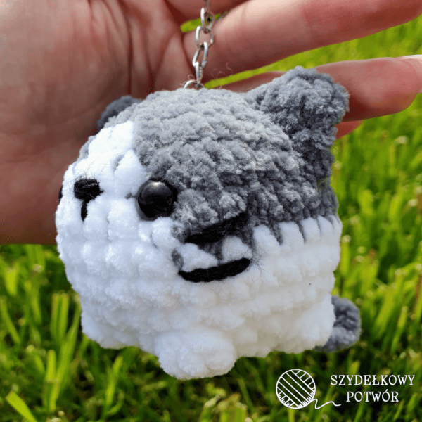 handmade brelok z szaro bialym kotkiem