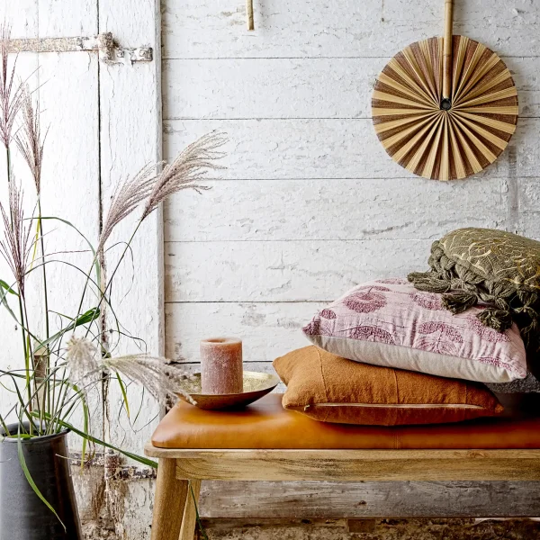 Rustic Kerze von Bloomingville – als Deko auf Holzbank mit Kissen und Baumwolltuch