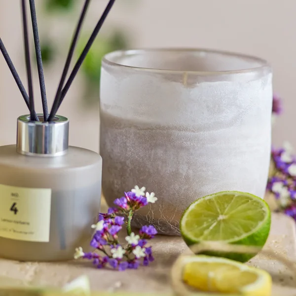 ILLUME x Bloomingville Duftkerze Lemon Verbena mit Diffuser, Limetten und Blüten in Szene gesetzt
