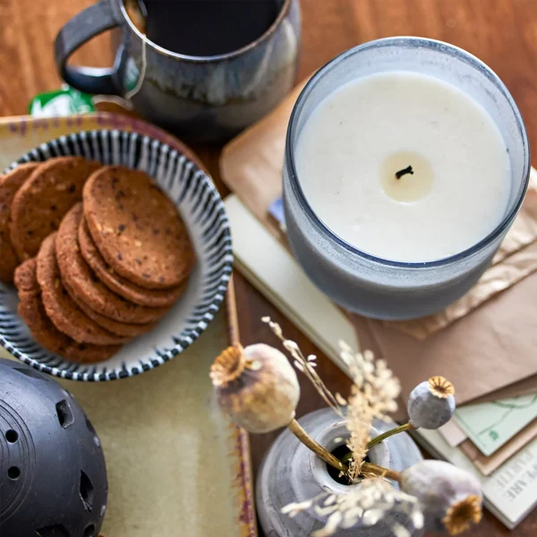 Duftkerze Santal Fig von Bloomingville auf liebevoll gedecktem Tisch