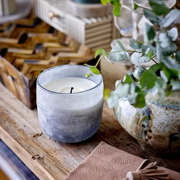 ILLUME x Bloomingville Duftkerze Santal Fig auf Holztisch mit Deko