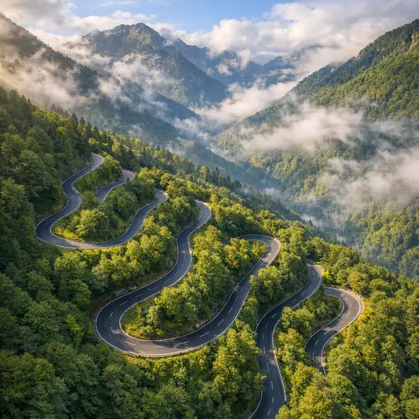 Route sinueuse du col du Portillon entre France et Espagne dans les Pyrénées centrales.
