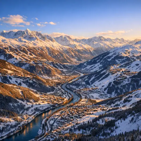 Vue panoramique de la vallée de la Tarentaise en Savoie avec ses stations et sommets enneigés.