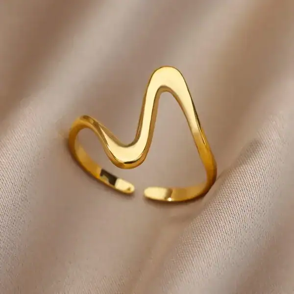 ⁦خاتم قلب ذهبي مقاوم⁩ - الصورة ⁦4⁩