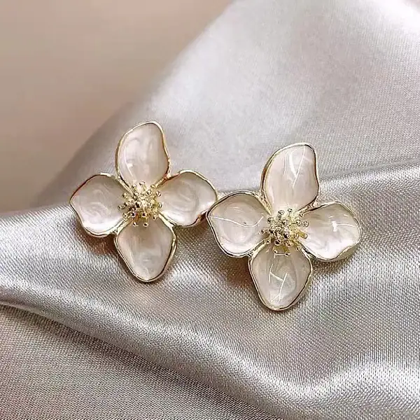 ⁦أقراط زهرة الكركديه الراقية⁩ - الصورة ⁦3⁩