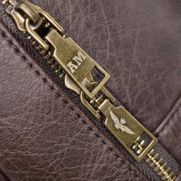 zip con logo aeronautica militare sullo zaino linea pilot