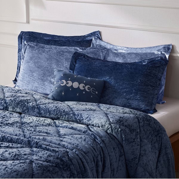 Intelligent Design Felicia Velvet Comforter Set with Throw Pillow in Navy, Full/Queen ID10-1661 - Image 2