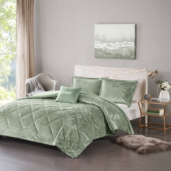 Intelligent Design Felicia Velvet Duvet Cover Set with Throw Pillow in Green, King/Cal King ID12-2417