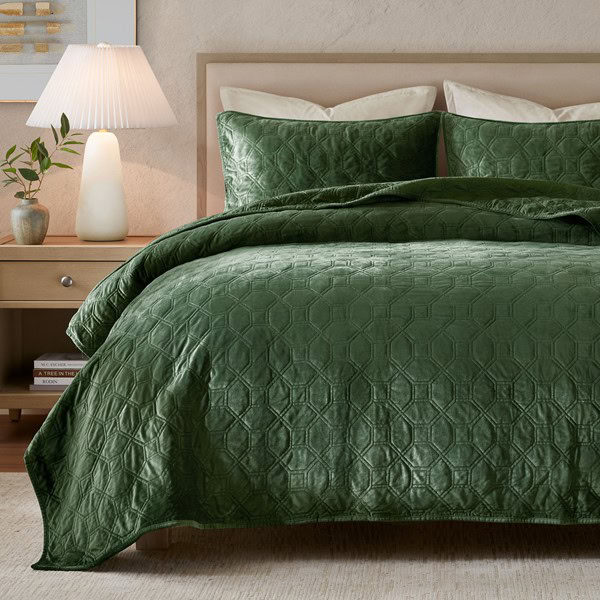 Madison Park Harper 3 Piece Velvet Quilt Set in Green, King/Cal King MP13-6467