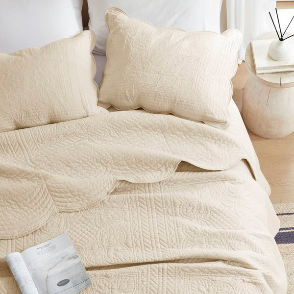 Madison Park Tuscany 3 Piece Reversible Scalloped Edge Quilt Set in Cream, King/Cal King MP13-1036 - Image 4