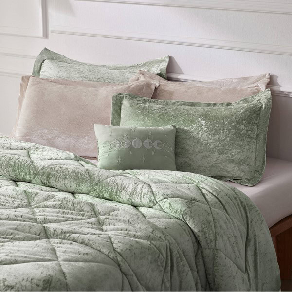 Intelligent Design Felicia Velvet Duvet Cover Set with Throw Pillow in Green, King/Cal King ID12-2417 - Image 2