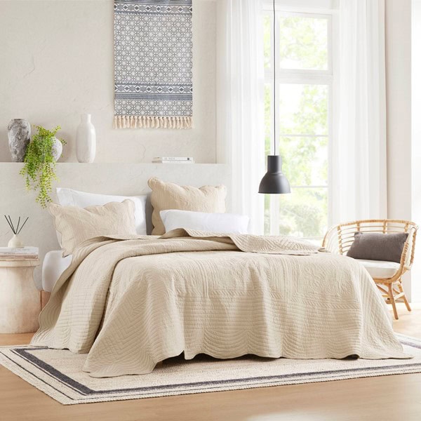 Madison Park Tuscany 3 Piece Reversible Scalloped Edge Quilt Set in Cream, King/Cal King MP13-1036 - Image 3