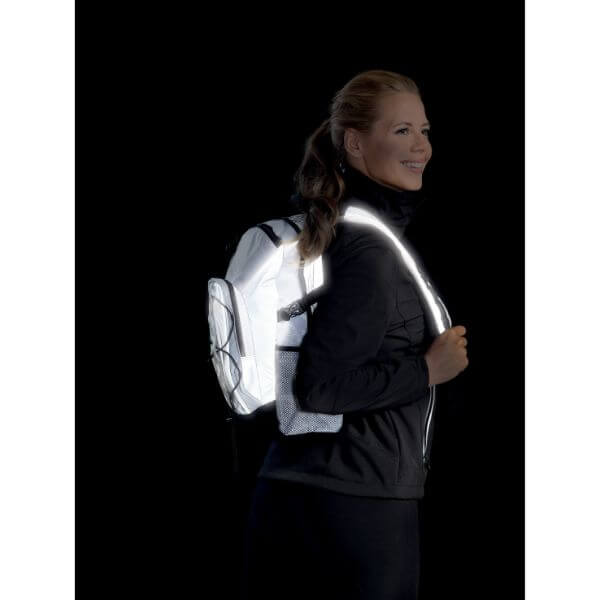 Valkoinen Heijastava Reppu jonka tilavuus on 15 litraa. Reppu heijastaa hyvin pimeässä.