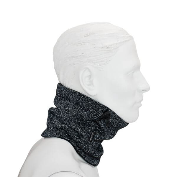 Musta Heijastava Magic-kauluri kuvattuna sivulta. Näkymä valon osuessa kauluriin.