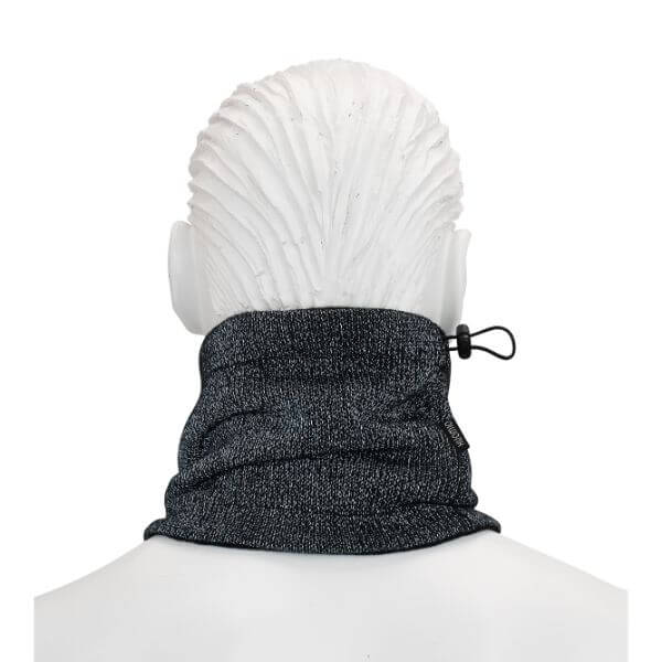 Musta Heijastava Magic-kauluri kuvattuna takaapäin. Näkymä valon osuessa kauluriin.