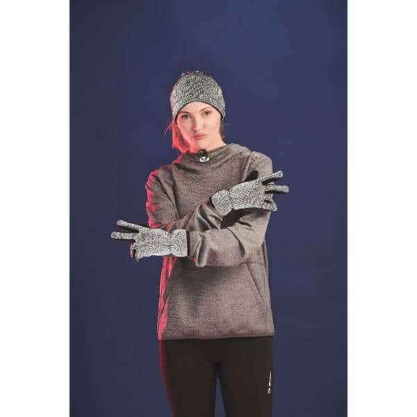 Heijastavat Magic-tuotteet: pipo ja hanskat naisen päällä.