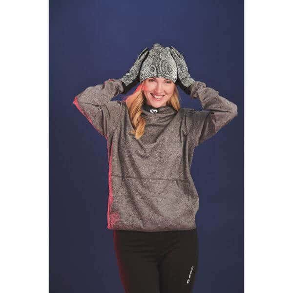 Heijastavat Magic-tuotteet: pipo ja hanskat naisen päällä.