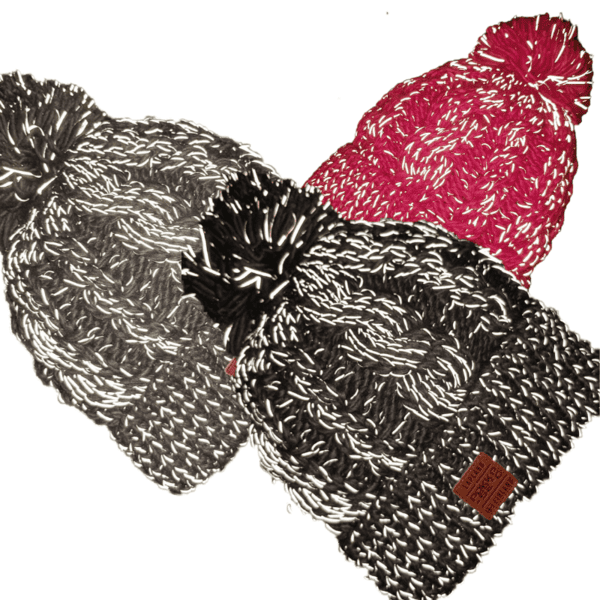 Musta, harmaa ja fuksian väriset Pokka Tieva pipot.