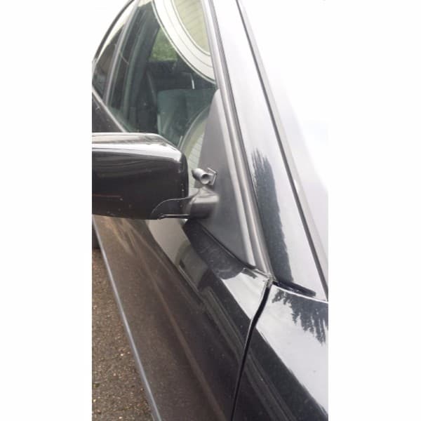 Hobi Hirvipilli eli Hirvivaroitin auton sivupeilien lähellä.