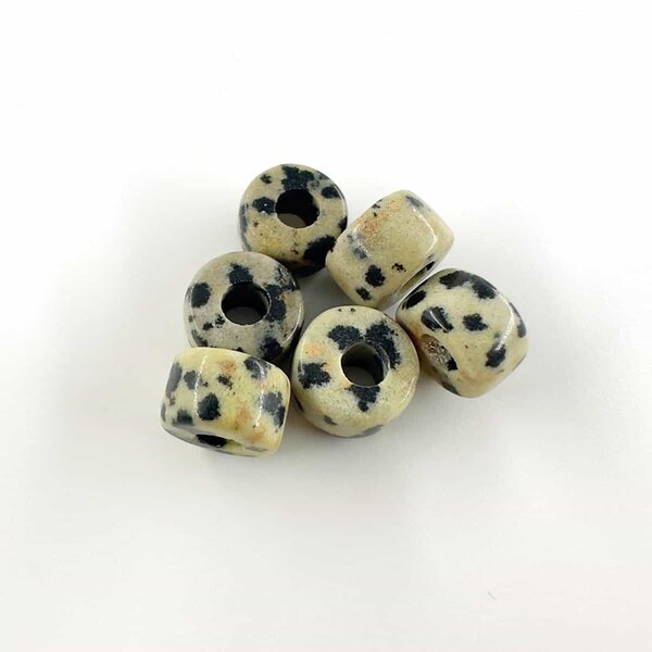 Cremeweiß gefleckter Stein