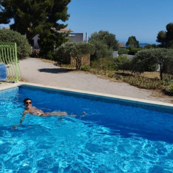 baigneuse dans la piscine de la villa Terre-Brûlée