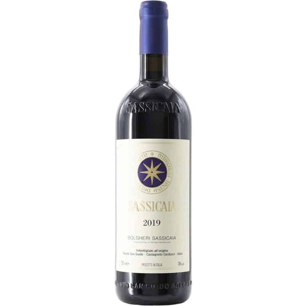 Fritlagt billede af Sassicaia 2019 – ikonisk Super Toscaner fra Tenuta San Guido, Bolgheri DOC, Bordeaux-flaske på hvid baggrund.