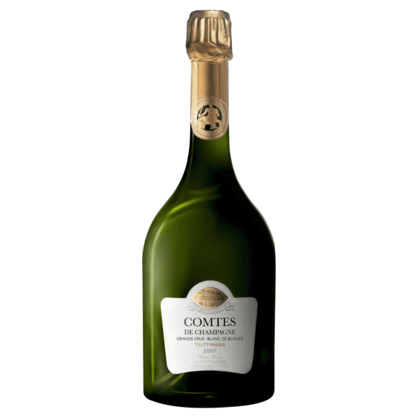 En grøn champagneflaske med guldfolie på toppen står oprejst. Etikettekst: "COMTES DE CHAMPAGNE GRANDS CRUS BLANC DE BLANCS TAITTINGER 2007". Flaske står mod en hvid baggrund.