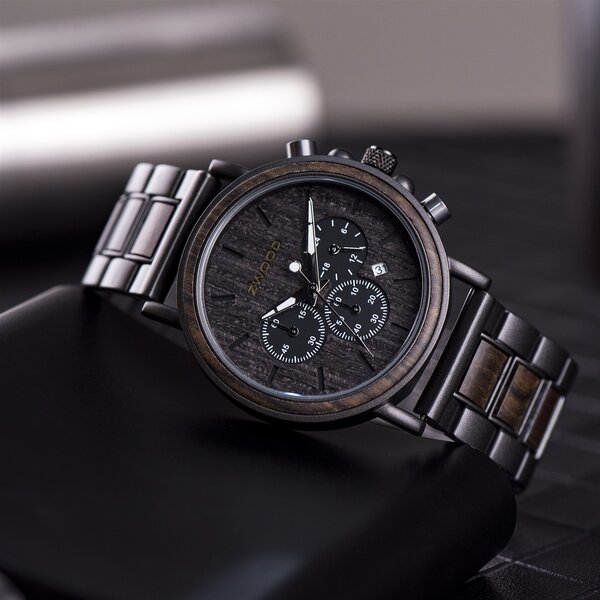 Montre en bois Zwood® dans une ambiance naturelle premium