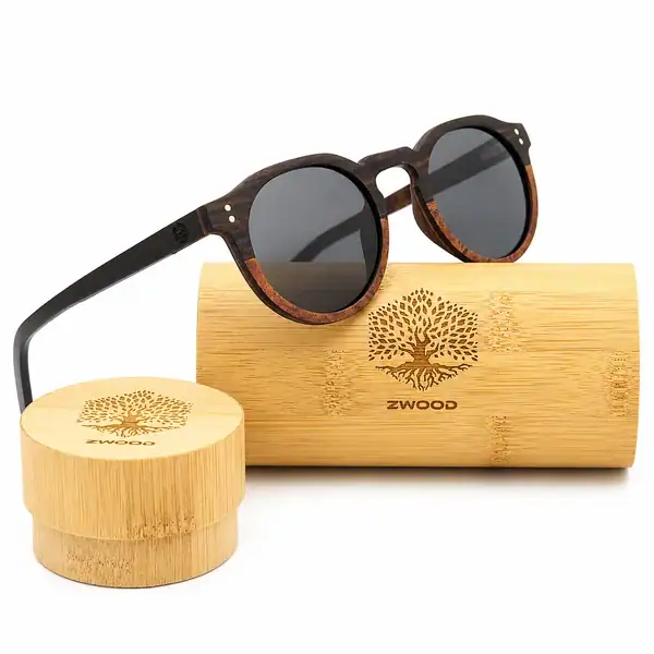 Lunettes de soleil en bois Lanta Zwood® avec verres foncés et étui en bambou sur fond blanc