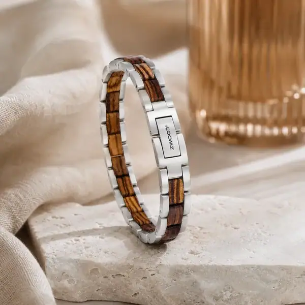 Bracelet Zwood® en acier argenté et bois clair présenté sur pierre claire dans une ambiance premium