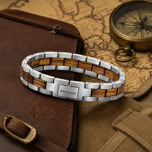 Bracelet Zwood® en acier argenté et bois clair présenté avec cuir, carte ancienne et boussole