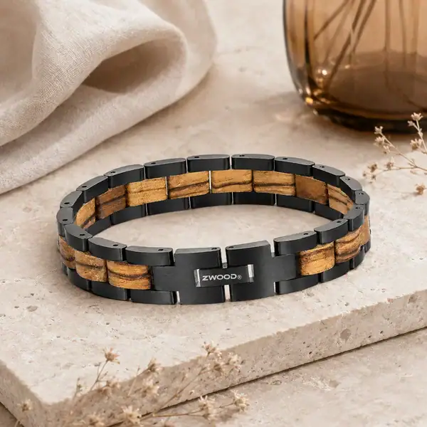 Bracelet Zwood® en bois de zebrano et acier noir présenté sur pierre claire dans une ambiance premium