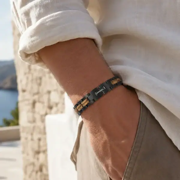 Bracelet Zwood® en bois de zebrano et acier noir porté au poignet dans une ambiance méditerranéenne