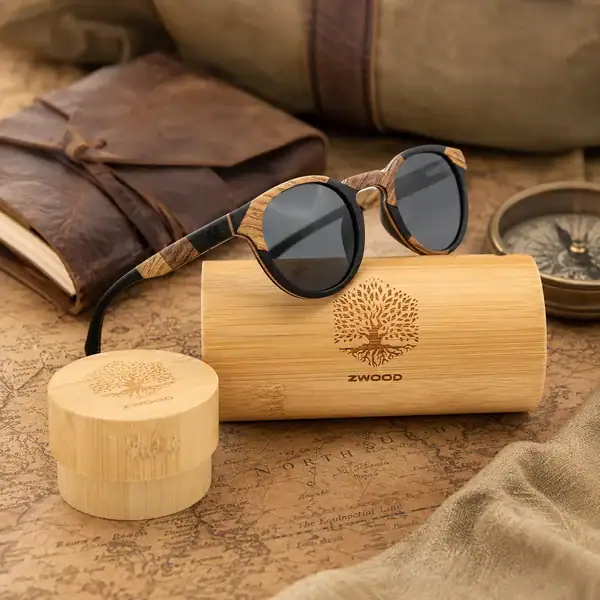 Lunettes de soleil Zwood® en plusieurs essences de bois avec carte, cuir, boussole et accessoires de voyage